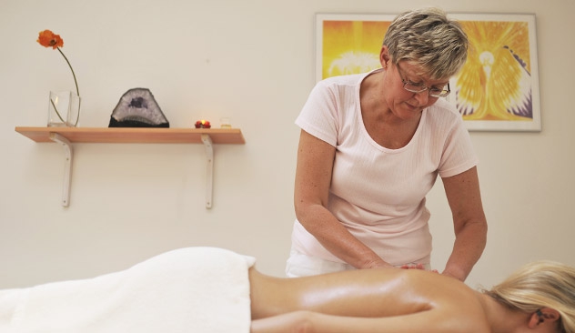 Massage. Anne Loua Esbjørn. Ro. Balance. Æteriske olier. Alternative Behandlere Net